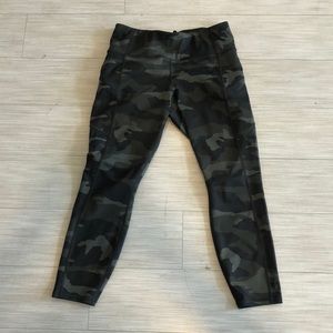Athleta Camo Contender 7/8 Tight